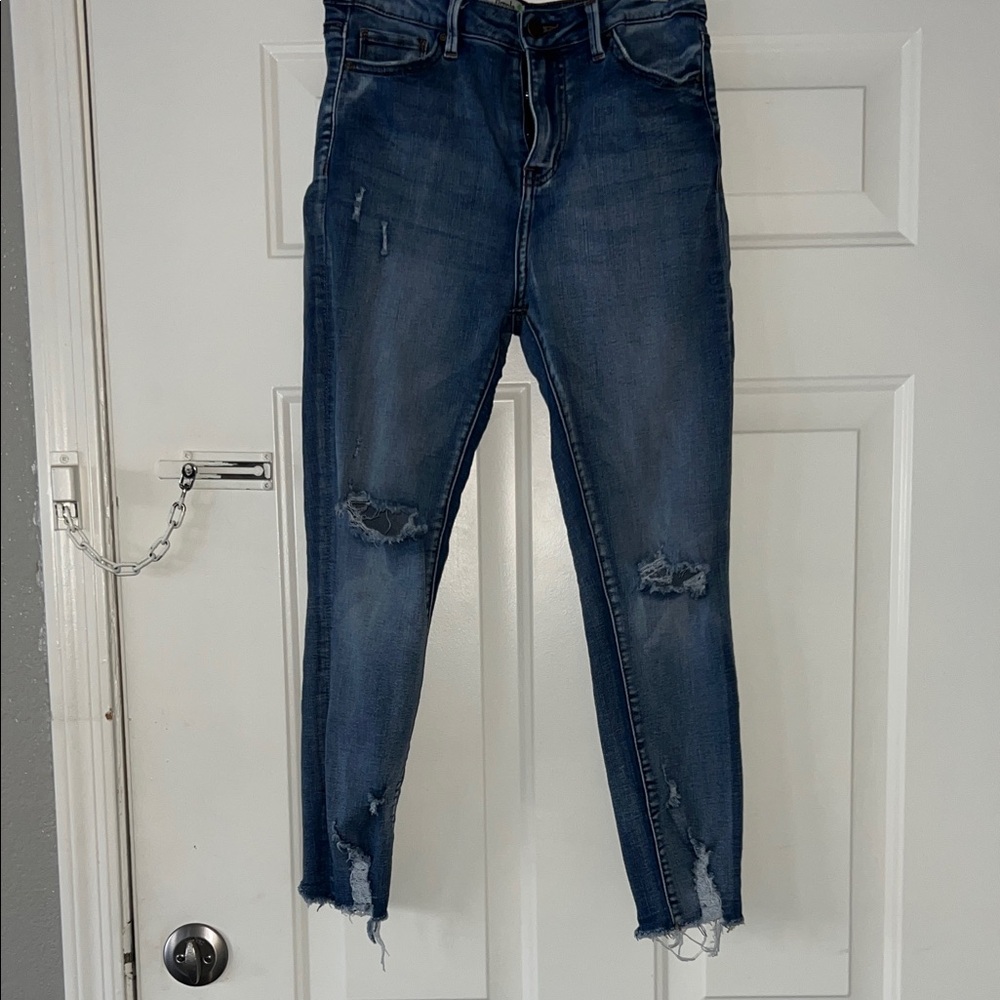 Trendy Distressed Ankle Jeans in Blue